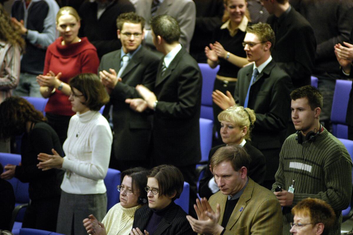  Gedenkstunde des Deutschen Bundestages: "Tag des Gedenkens an die Opfer des Nationalsozialismus"; Jugendliche nehmen im Plenarsaal an der Gedenkstunde teil.; Applaus, Klatschen, Teilnehmer