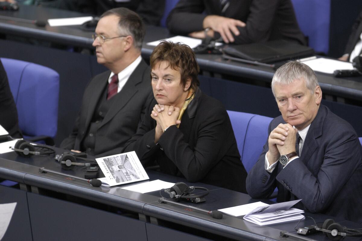 Eichel, Hans; Zypries, Brigitte; Schily, Otto Gedenkstunde des Deutschen Bundestages: "Tag des Gedenkens an die Opfer des Nationalsozialismus"; Von links: Hans Eichel, SPD, Bundesminister für Finanzen, Brigitte Zypries, Bundesministerin der Justiz und Otto Schily, SPD, Bundesminister des Innern, während der Gedenkstunde.; Bundestagsabgeordnete, MdB, Minister