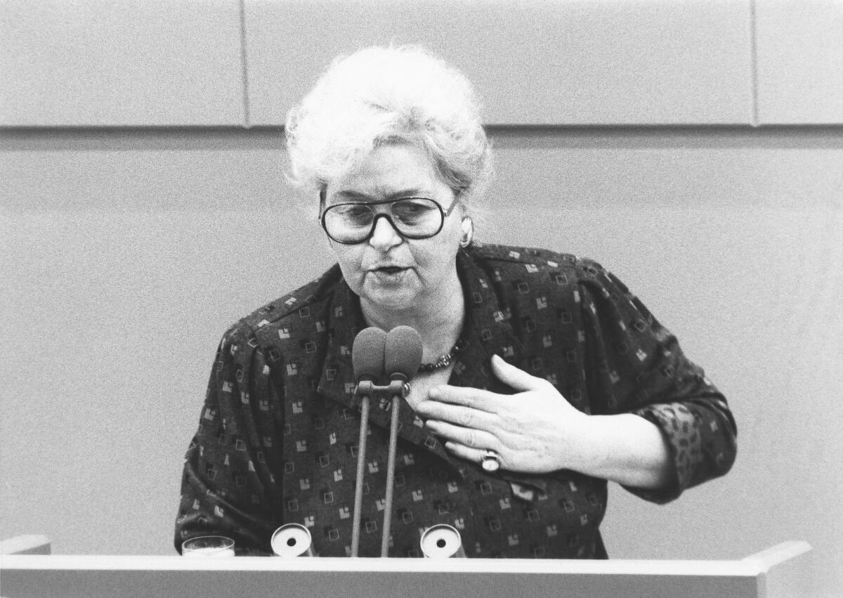 Trude Unruh, Bundestagsabgeordnete der Partei Die Grünen am Rednerpult.; Bundestagsabgeordnete, Abgeordnete, Rednerpult, Rede, Gestik, gestikulieren Unruh, Trude Trude Unruh, Bundestagsabgeordnete der Partei Die Grünen am Rednerpult.; Bundestagsabgeordnete, Abgeordnete, Rednerpult, Rede, Gestik, gestikulieren