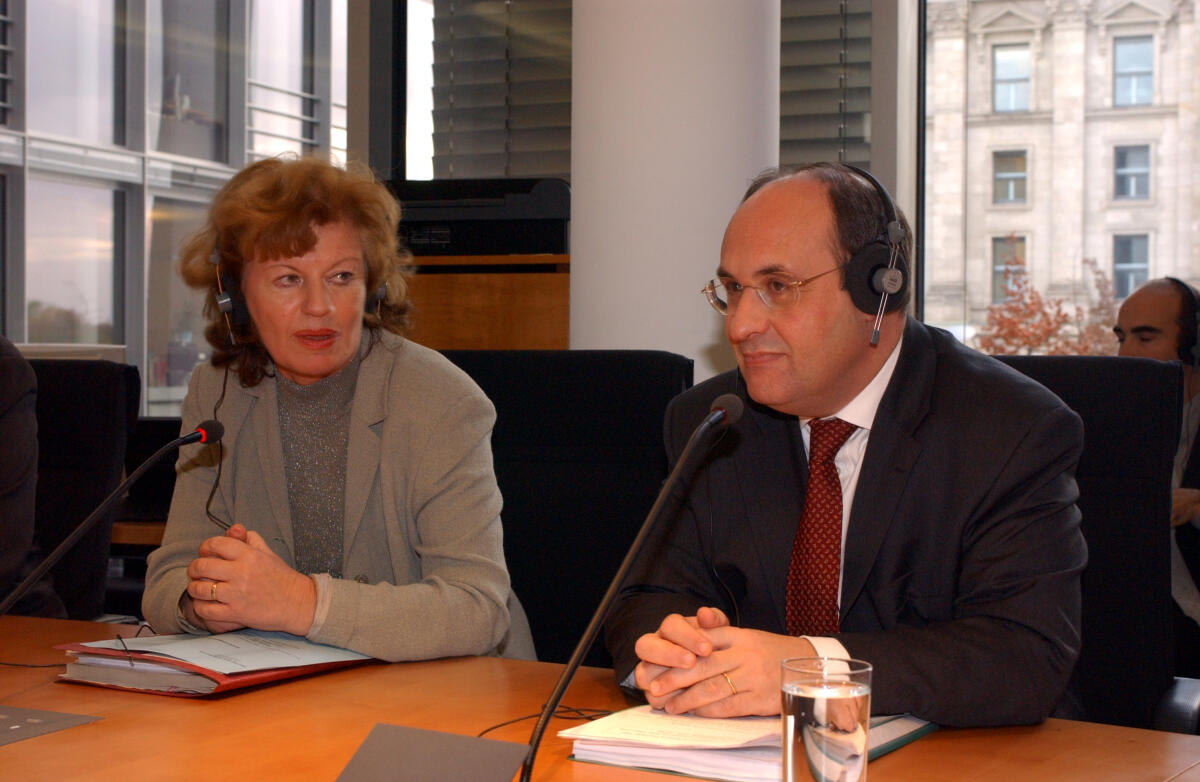 Der portugiesische EU-Kommissar Antonio Vitorino ist Gast im Innenausschuss des Deutschen Bundestages, links die Vorsitzende Dr. Cornelia Sonntag-Wolgast, SPD. Sonntag-Wolgast, Cornelie; Vitorino, Antonio Der portugiesische EU-Kommissar Antonio Vitorino ist Gast im Innenausschuss des Deutschen Bundestages, links die Vorsitzende Dr. Cornelia Sonntag-Wolgast, SPD.