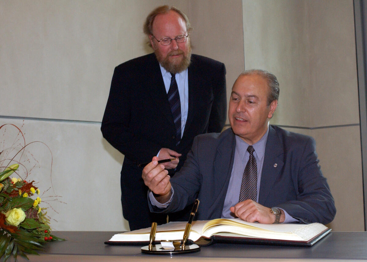 Chapper, Jorge; Thierse, Wolfgang Bundestagspräsident Wolfgang Thierse, SPD, empfängt den Präsidenten des Abgeordnetenhauses der Republik Uruguay, Dr. Jorge Chapper, Eintrag ins Gästebuch.