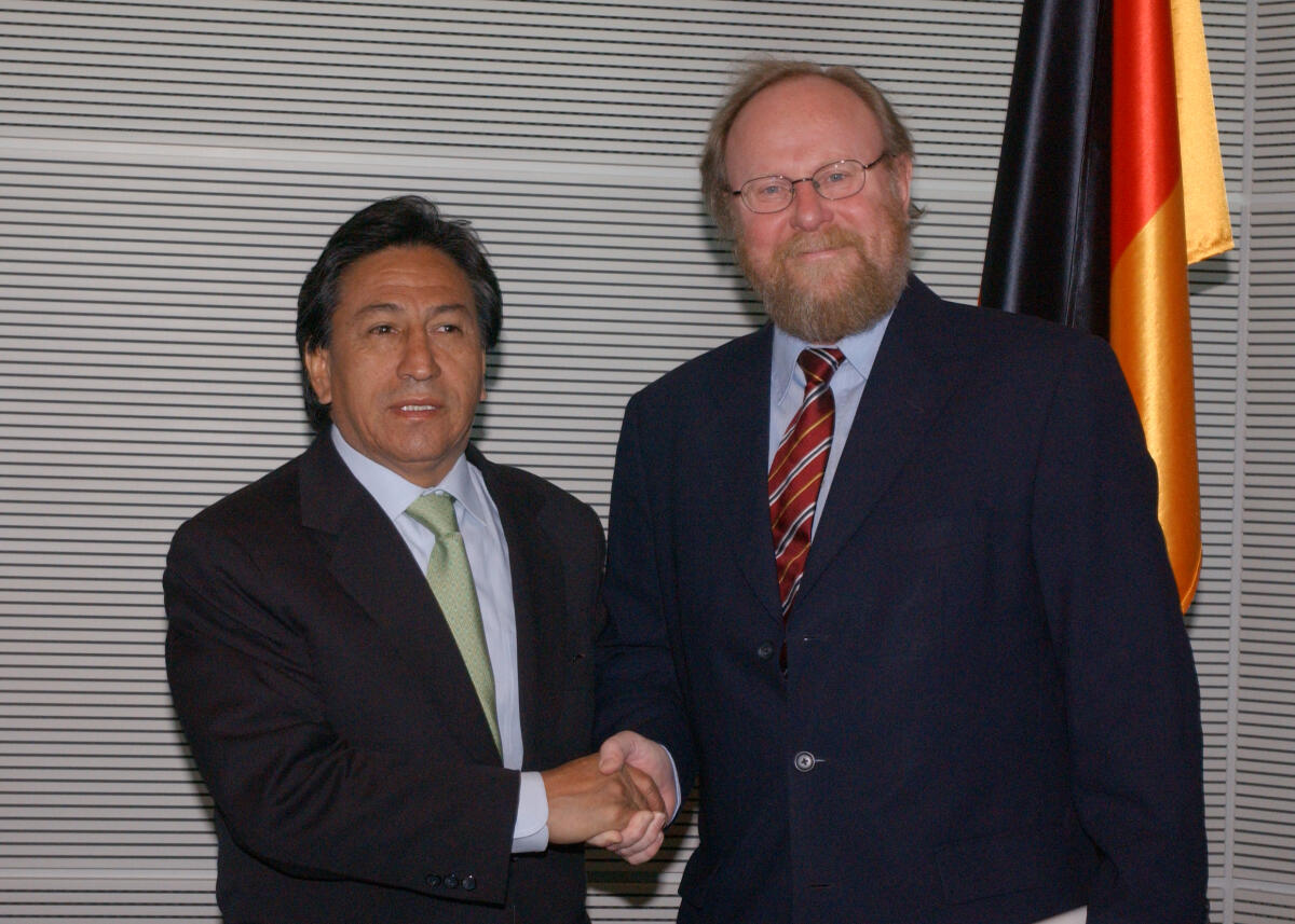 Bundestagspräsident Wolfgang Thierse, SPD (rechts), empfängt den Staatspräsidenten von Peru, Dr. Alejandro Toledo Manrique Manrique, Alejandro Toledo; Thierse, Wolfgang Bundestagspräsident Wolfgang Thierse, SPD (rechts), empfängt den Staatspräsidenten von Peru, Dr. Alejandro Toledo Manrique