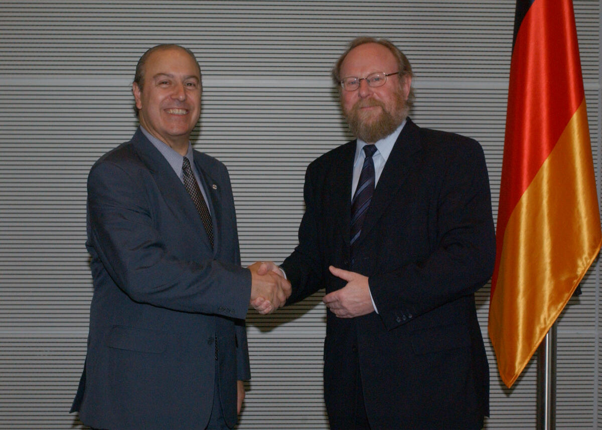 Bundestagspräsident Wolfgang Thierse, SPD (rechts), empfängt den Präsidenten des Abgeordnetenhauses der Republik Uruguay, Dr. Jorge Chapper. Chapper, Jorge; Thierse, Wolfgang Bundestagspräsident Wolfgang Thierse, SPD (rechts), empfängt den Präsidenten des Abgeordnetenhauses der Republik Uruguay, Dr. Jorge Chapper.