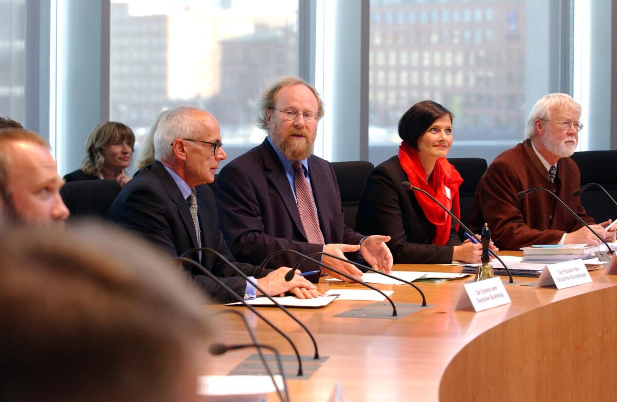 Der Direktor beim Deutschen Bundestag Dr. Wolfgang Zeh, der Präsident des Deutschen Bundestages Wolfgang Thierse, SPD-Abgeordneter. Die CDU/CSU-Abgeordnete Gitta Connemann, Vorsitzende der Enquete-Kommission und der SPD-Abgeordnete Horst Kubatschka, stellv. Vorsitzender, während der Sitzung.; Bundestagsabgeordnete, MdB Thierse, Wolfgang; Connemann, Gitta; Kubatschka, Horst Der Direktor beim Deutschen Bundestag Dr. Wolfgang Zeh, der Präsident des Deutschen Bundestages Wolfgang Thierse, SPD-Abgeordneter. Die CDU/CSU-Abgeordnete Gitta Connemann, Vorsitzende der Enquete-Kommission und der SPD-Abgeordnete Horst Kubatschka, stellv. Vorsitzender, während der Sitzung.; Bundestagsabgeordnete, MdB