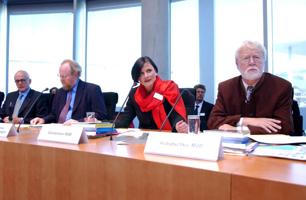 Connemann, Gitta; Thierse, Wolfgang; Kubatschka, Horst Von links: Der Direktor beim Deutschen Bundestag Dr. Wolfgang Zeh, der Präsident des Deutschen Bundestages Wolfgang Thierse, SPD-Abgeordneter. Die CDU/CSU-Abgeordnete Gitta Connemann, Vorsitzende der Enquete-Kommission und der SPD-Abgeordnete Horst Kubatschka, stellv. Vorsitzender, während der Sitzung.; Bundestagsabgeordnete, MdB