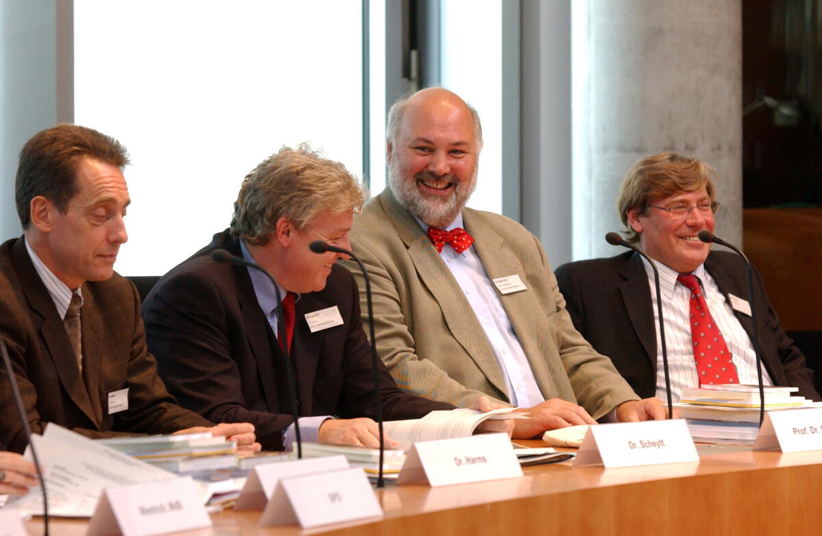 Barthel, Eckhardt Die SPD-Sachverständigen Dr. Gerd Harms, Dr. Oliver Scheytt und Prof. Dr. Wolfgang Schneider und der SPD-Abgeordnete Eckhard Barthel, stellvertretendes Mitglied.