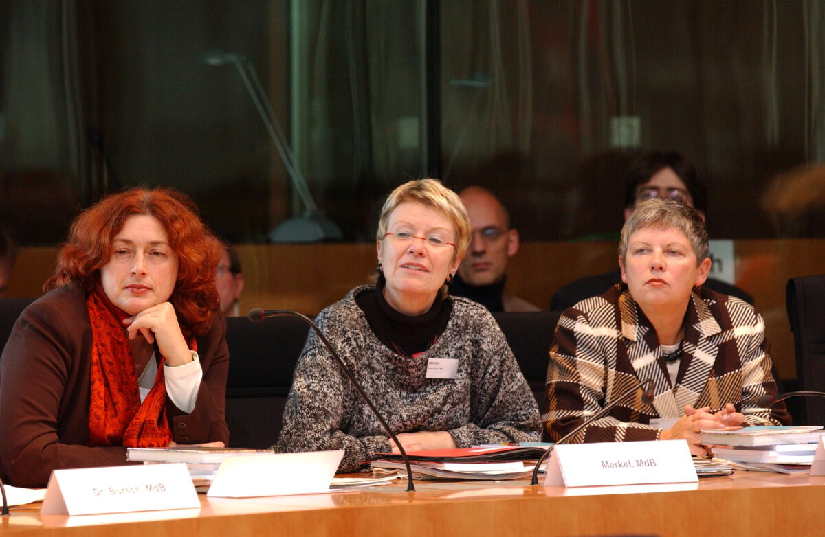 Griefahn, Monika; Merkel, Petra; Weis, Petra Von links: Die SPD-Abgeordneten Monika Griefahn, Gast in der Enquete-Kommision, Vorsitzende des Ausschusses für Kultur und Medien, Petra Merkel und Petra Weis,  stellv. Mitglieder, während der Sitzung.; Bundestagsabgeordnete, Abgeordnete, MdB