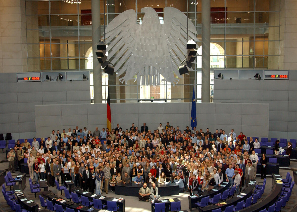 Bundestagspräsident Wolfgang Thierse, SPD, eröffnet das Jugendparlament im Plenarsaal.; Jugendliche, Jugend, Politik, Gruppenbild, Bundestagsadler, Adler Thierse, Wolfgang Bundestagspräsident Wolfgang Thierse, SPD, eröffnet das Jugendparlament im Plenarsaal.; Jugendliche, Jugend, Politik, Gruppenbild, Bundestagsadler, Adler