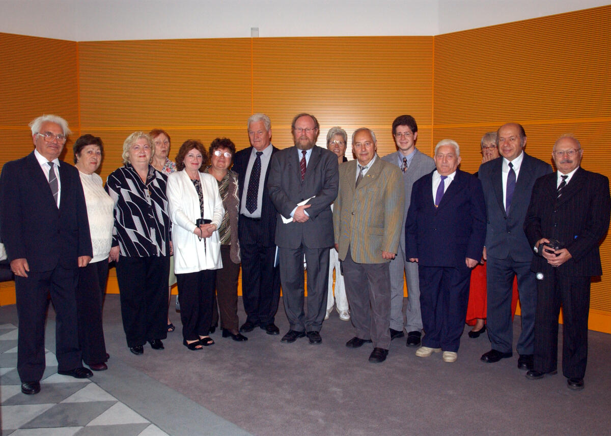 Thierse, Wolfgang Bundestagspräsident Wolfgang Thierse, SPD, 8. v.r.,  spricht mit ukrainischen Überlebenden der Shoa. Der Besuch von zehn jüdischen Opfern des NS-Regimes aus Kiew, die zum ersten Mal nach Deutschland kommen, wird vom Maximilian-Kolbe-Werk organisiert