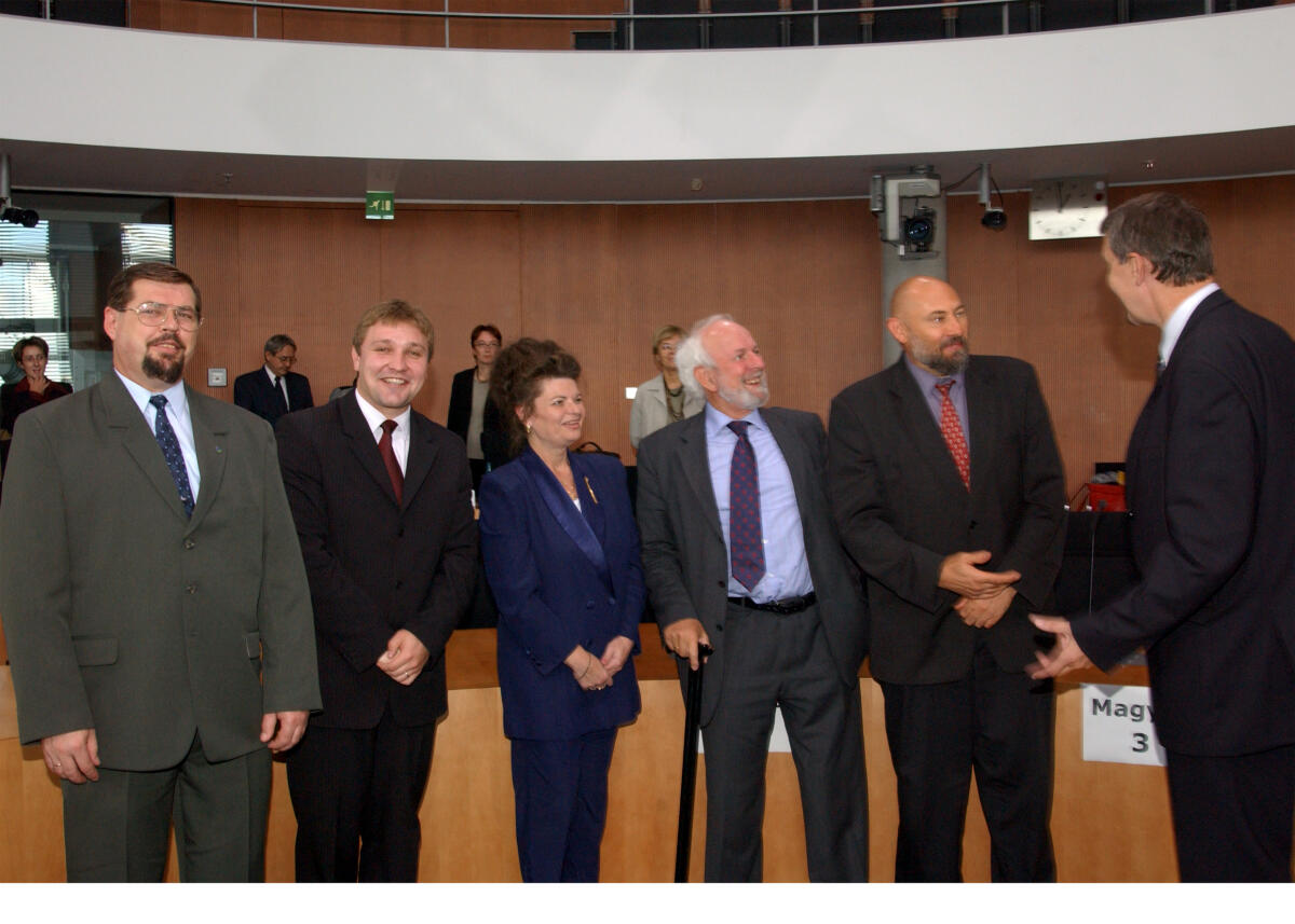 Devanzski-Molnar, Katalin; Weizsäcker, Ernst Ulrich von; Toth, Istvan; Szitka, Peter; Pap, Janos Der Vorsitzende des Umweltausschusses Deutscher Bundestag, Dr. Ernst Ulrich von Weizsäcker, begrüsst eine ungarische Parlamentarierdelegation. Darunter ( 2.v.re.) Dr. Janos Pap, Frau Dr. Katalin Devanzski-Molnar, ( 2.v.lks. ) Peter Szitka, ( links ) Istvan Toth.