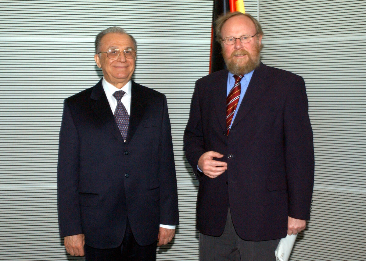Bundestagspräsident Wolfgang Thierse, SPD, empfängt den Präsidenten von Rumänien, Herrn Ion Iliescu Iliescu, Ion; Thierse, Wolfgang Bundestagspräsident Wolfgang Thierse, SPD, empfängt den Präsidenten von Rumänien, Herrn Ion Iliescu