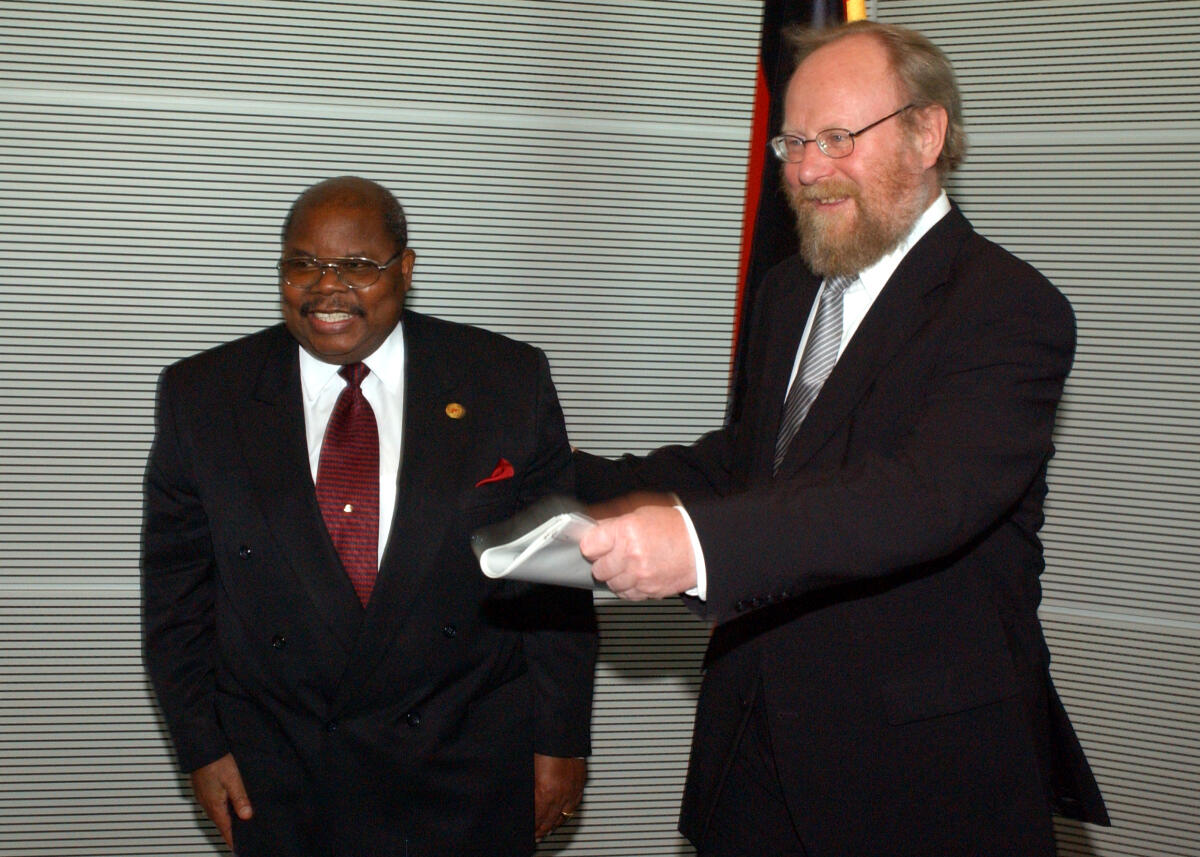 Mkapa, Benjamin William; Thierse, Wolfgang Bundestagspräsident Wolfgang Thierse, SPD (rechts), empfängt den Staatspräsident von Tanzania, Benjamin William Mkapa