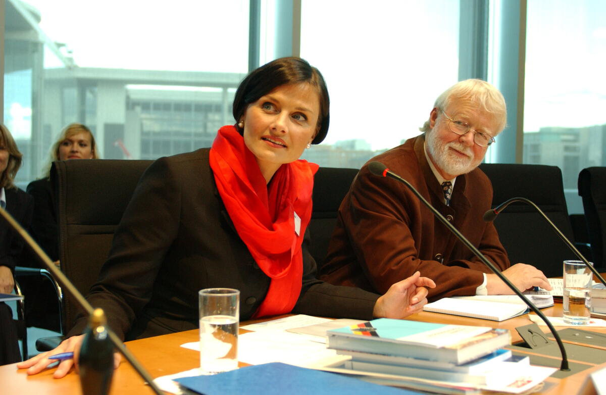 Die CDU/CSU-Abgeordnete Gitta Connemann, Vorsitzende und der SPD-Abgeordnete Horst Kubatschka, stellv. Vorsitzender der Enquete-Kommission, während der Sitzung.; Bundestagsabgeordnete, MdB Connemann, Gitta; Kubatschka, Horst Die CDU/CSU-Abgeordnete Gitta Connemann, Vorsitzende und der SPD-Abgeordnete Horst Kubatschka, stellv. Vorsitzender der Enquete-Kommission, während der Sitzung.; Bundestagsabgeordnete, MdB