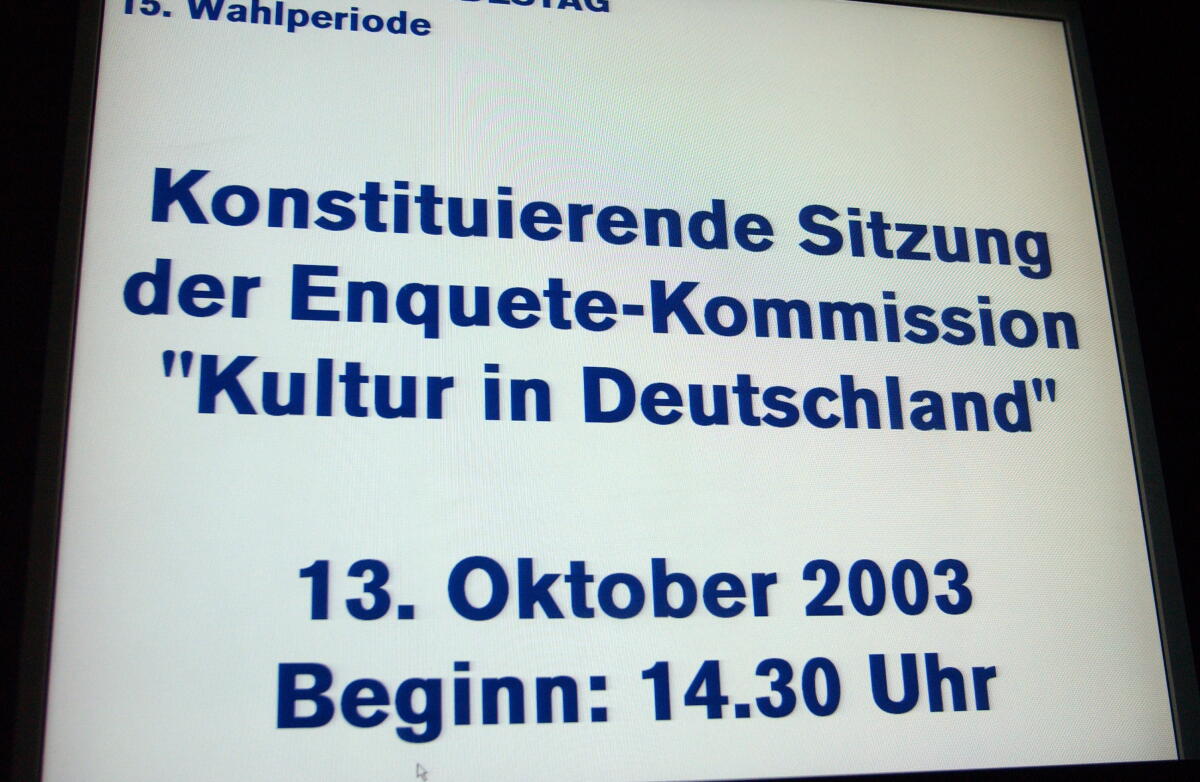  Monitor vor dem Sitzungssaal 4.900.