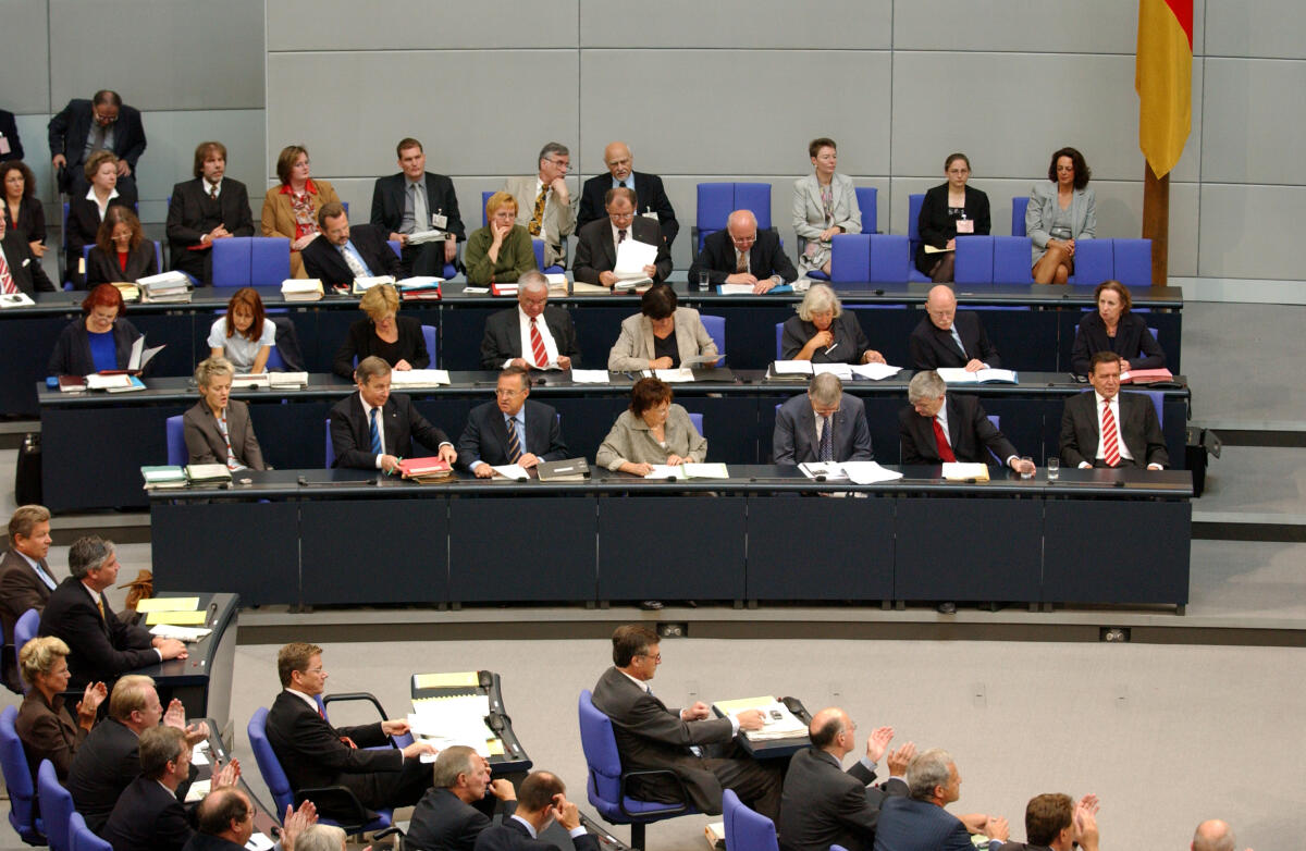 Blick auf die besetzte Regierungsbank.; Untere Reihe, v.l.n.r.: Renate Künast, Bundesministerin für Verbraucherschutz, Ernährung und Landwirtschaft, Bündnis 90/Die Grünen, MdB; Wolfgang Clement, Bundesminister für Wirtschaft und Arbeit, SPD, MdB; Hans Eichel, Bundesminister der Finanzen, SPD, MdB; Brigitte Zypries, Bundesministerin der Justiz, SPD, MdB; Otto Schily, Bundesminister des Innern, SPD, MdB; Joseph Fischer, Bundesminister des Auswärtigen, Bündnis 90/Die Grünen, MdB; Gerhard Schröder, Bundeskanzler, SPD, MdB.; Mittlere Reihe v.l.n.r.: Heidemarie Wieczorek-Zeul, Bundesministerin für wirtschaftliche Zusammenarbeit und Entwicklung, SPD, MdB; Edelgard Bulmahn, Bundesministerin für Bildung und Forschung, SPD, MdB; Margareta Wolf, Parlamentarische Staatssekretärin beim Bundesminister für Umwelt, Naturschutz und Reaktorsicherheit, SPD, MdB; Manfred Stolpe, Bundesminister für Verkehr, Bau- und Wohnungswesen, SPD, MdB; Ulla Schmidt, Bundesministerin für Gesundheit und soziale Sicherung, SPD, MdB; Renate Schmidt, Bundesministerin für Familie, Senioren, Frauen und Jugend, SPD, MdB; Dr. Peter Struck, Bundesminister der Verteidigung, SPD, MdB.; Im Vordergrund, mittlere Reihe, 2. v. r.: Dr. Guido Westerwelle, Parteivorstizender, FDP, MdB. Bulmahn, Edelgard; Stolpe, Manfred; Schmidt, Ulla; Schmidt, Renate; Struck, Peter; Schröder, Gerhard; Fischer, Joseph; Schily, Otto; Zypries, Brigitte; Eichel, Hans; Clement, Wolfgang; Künast, Renate; Westerwelle, Guido; Wieczorek-Zeul, Heidemarie; Wolf, Margareta Blick auf die besetzte Regierungsbank.; Untere Reihe, v.l.n.r.: Renate Künast, Bundesministerin für Verbraucherschutz, Ernährung und Landwirtschaft, Bündnis 90/Die Grünen, MdB; Wolfgang Clement, Bundesminister für Wirtschaft und Arbeit, SPD, MdB; Hans Eichel, Bundesminister der Finanzen, SPD, MdB; Brigitte Zypries, Bundesministerin der Justiz, SPD, MdB; Otto Schily, Bundesminister des Innern, SPD, MdB; Joseph Fischer, Bundesminister des Auswärtigen, Bündnis 90/Die Grünen, MdB; Gerhard Schröder, Bundeskanzler, SPD, MdB.; Mittlere Reihe v.l.n.r.: Heidemarie Wieczorek-Zeul, Bundesministerin für wirtschaftliche Zusammenarbeit und Entwicklung, SPD, MdB; Edelgard Bulmahn, Bundesministerin für Bildung und Forschung, SPD, MdB; Margareta Wolf, Parlamentarische Staatssekretärin beim Bundesminister für Umwelt, Naturschutz und Reaktorsicherheit, SPD, MdB; Manfred Stolpe, Bundesminister für Verkehr, Bau- und Wohnungswesen, SPD, MdB; Ulla Schmidt, Bundesministerin für Gesundheit und soziale Sicherung, SPD, MdB; Renate Schmidt, Bundesministerin für Familie, Senioren, Frauen und Jugend, SPD, MdB; Dr. Peter Struck, Bundesminister der Verteidigung, SPD, MdB.; Im Vordergrund, mittlere Reihe, 2. v. r.: Dr. Guido Westerwelle, Parteivorstizender, FDP, MdB.