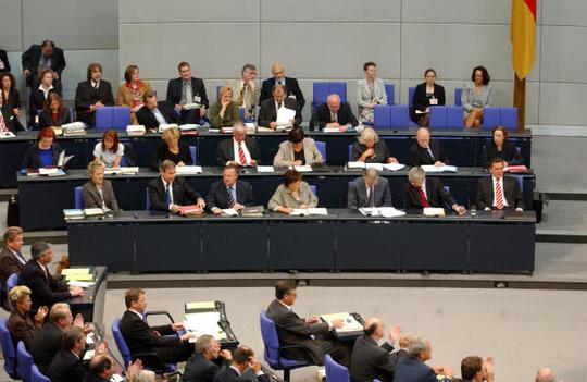 Bulmahn, Edelgard; Stolpe, Manfred; Schmidt, Ulla; Schmidt, Renate; Struck, Peter; Schröder, Gerhard; Fischer, Joseph; Schily, Otto; Zypries, Brigitte; Eichel, Hans; Clement, Wolfgang; Künast, Renate; Westerwelle, Guido; Wieczorek-Zeul, Heidemarie; Wolf, Margareta Reichstagsgebäude, Plenarsaal