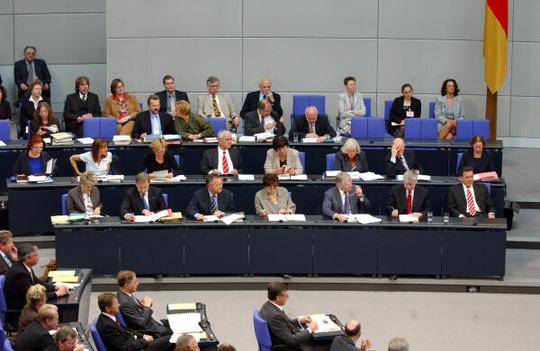Bulmahn, Edelgard; Stolpe, Manfred; Schmidt, Ulla; Schmidt, Renate; Struck, Peter; Schröder, Gerhard; Fischer, Joseph; Schily, Otto; Zypries, Brigitte; Eichel, Hans; Clement, Wolfgang; Künast, Renate; Westerwelle, Guido; Wieczorek-Zeul, Heidemarie; Wolf, Margareta Reichstagsgebäude, Plenarsaal