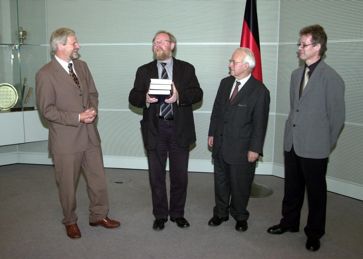 Thierse, Wolfgang Bundestagspräsident Wolfgang Thierse, SPD, (2.v.re) wird das Biographische Handbuch der Mitglieder des Deutschen Bundestages von 1949-2002 übergeben