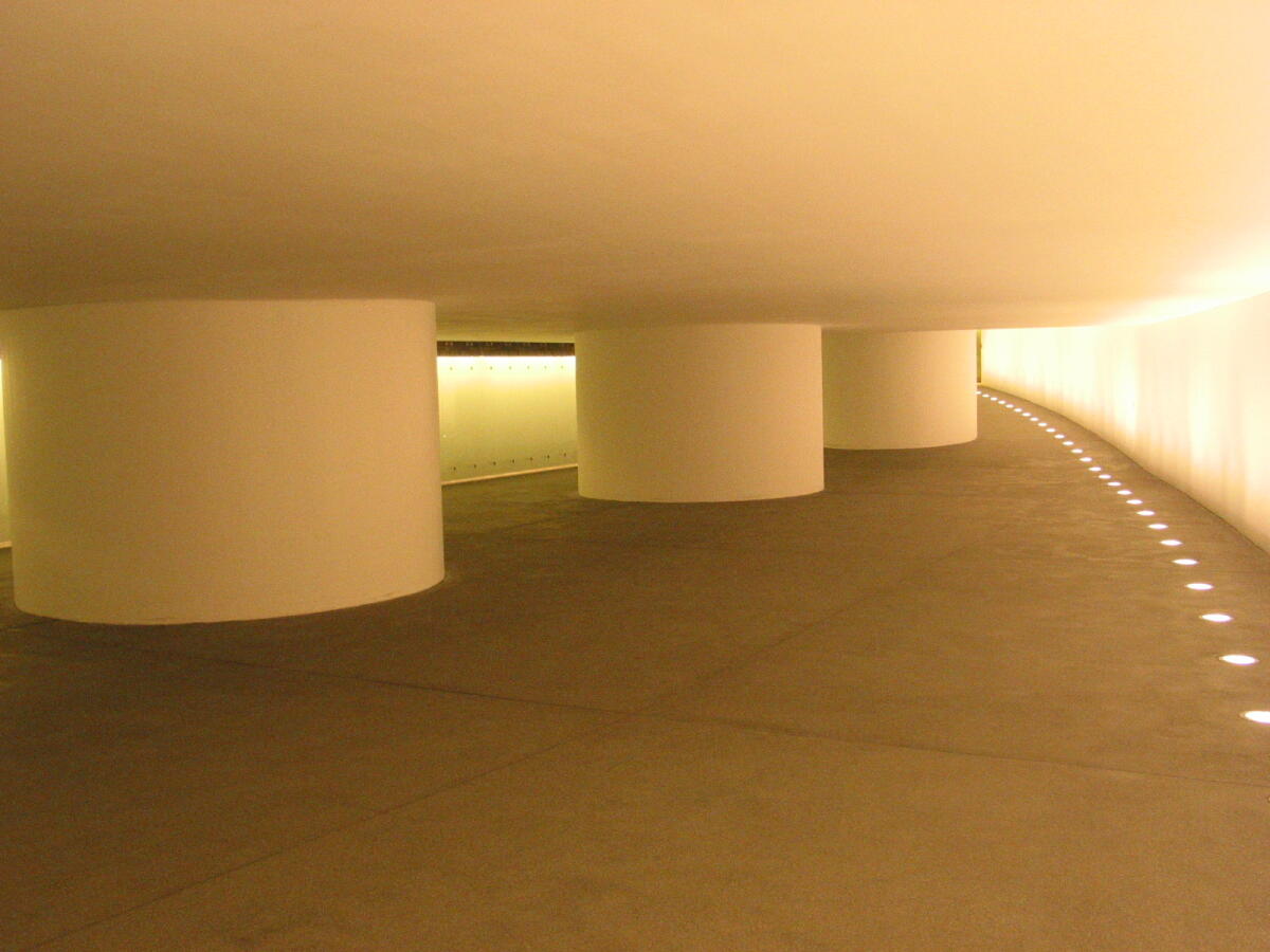Fußgängertunnel vom Paul-Löbe-Haus zum Reichstagsgebäude. Fußgängertunnel vom Paul-Löbe-Haus zum Reichstagsgebäude.