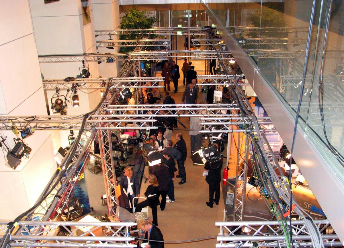 Pressearbeit im Rahmen der Bundestagswahl vom 22. September 2002 im Reichstagsgebäude. Pressearbeit im Rahmen der Bundestagswahl vom 22. September 2002 im Reichstagsgebäude.