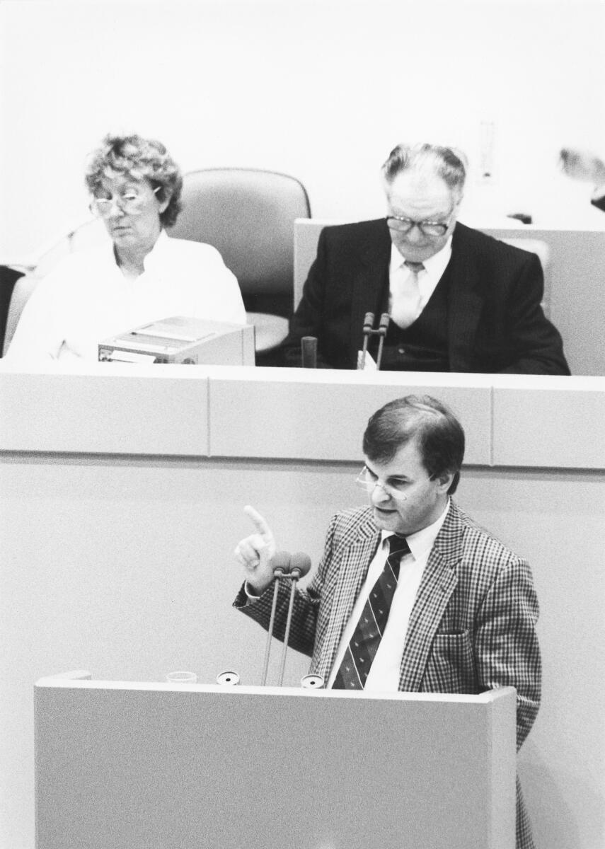 Karl Diller, SPD, MdB, Rede im Deutschen Bundestag, Plenarsitzung vom 18.09.1987.; Bundestagsabgeordneter, Abgeordneter, Rednerpult, Plenum Diller, Karl Karl Diller, SPD, MdB, Rede im Deutschen Bundestag, Plenarsitzung vom 18.09.1987.; Bundestagsabgeordneter, Abgeordneter, Rednerpult, Plenum