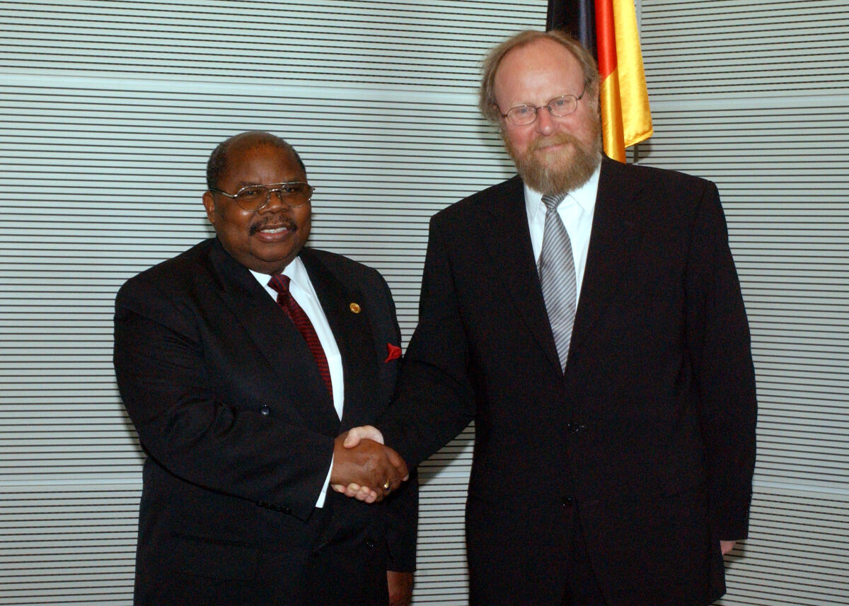 Mkapa, Benjamin William; Thierse, Wolfgang Bundestagspräsident Wolfgang Thierse, SPD (rechts), empfängt den Staatspräsident von Tanzania, Benjamin William Mkapa