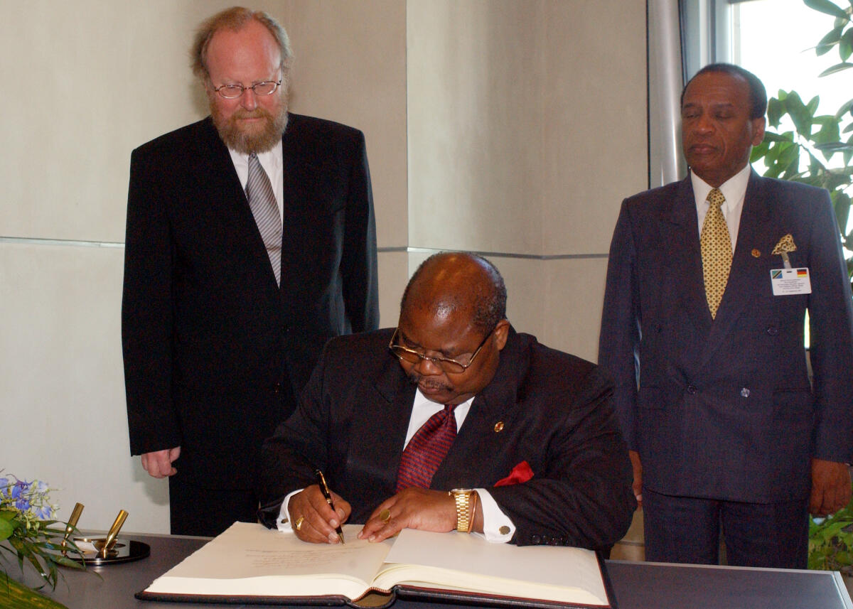 Mkapa, Benjamin William; Thierse, Wolfgang Bundestagspräsident Wolfgang Thierse, SPD, empfängt den Staatspräsident von Tanzania, Benjamin William Mkapa. Hier Eintrag in das Goldene Buch, Gästebuch