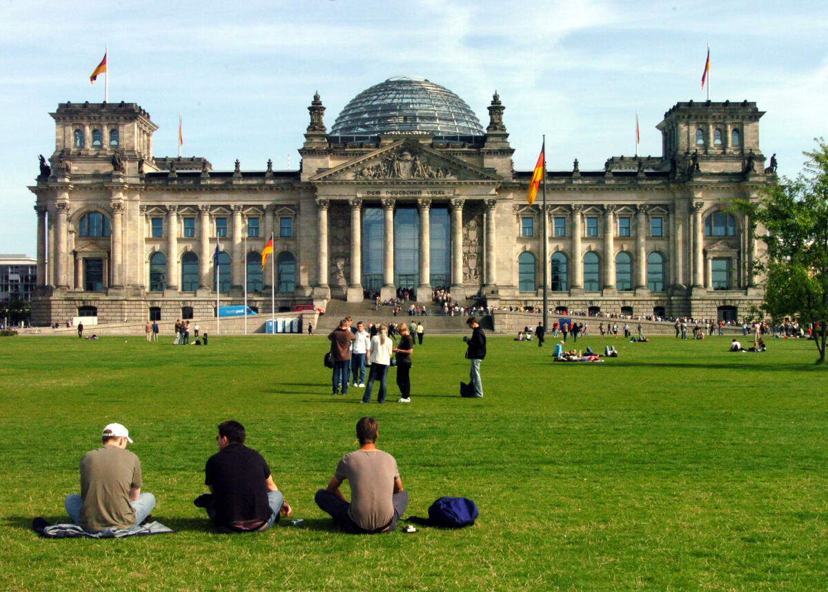  Besucher vor dem Reichstagsgebäude anlässlich der Tage der Ein- und Ausblicke im Deutschen Bundestag, Tag der offenen Tür, Reichstag, Außenansicht, aussen, Aussenaufnahme, Platz der Republik, Frontal