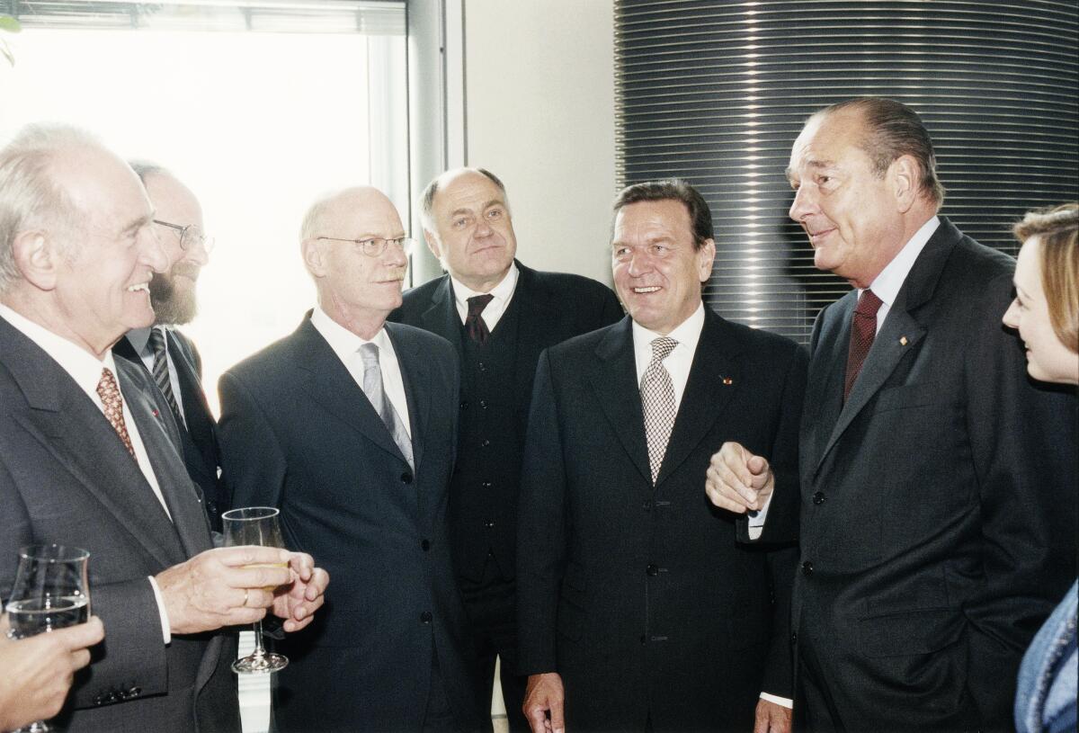 Schröder, Gerhard; Struck, Peter; Schlauch, Rezzo; Rau, Johannes; Chirac, Jacques; Thierse, Wolfgang Erster offizieller Staatsbesuch des französischen Staatspräsidenten Jacques Chirac in Berlin. Hier: Empfang mit Bundeskanzler Gerhard Schröder, dem Fraktionsvorsitzenden der SPD, Dr. Peter Struck, dem Fraktionsvorsitzenden von Bündnis 90/Die Grünen, Rezzo Schlauch, dem Bundespräsidenten Johannes Rau und dem Bundestagspräsidenten Dr. Wolfgang Thierse.; Staatsbesuch, Empfang, Begrüßung