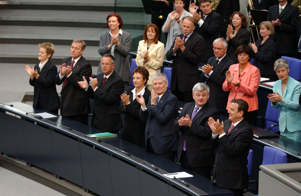 Vereidigung des neuen Bundespräsidenten Dr. Horst Köhler.; Blick auf die Regierungsbank.; Applaus Vereidigung des neuen Bundespräsidenten Dr. Horst Köhler.; Blick auf die Regierungsbank.; Applaus