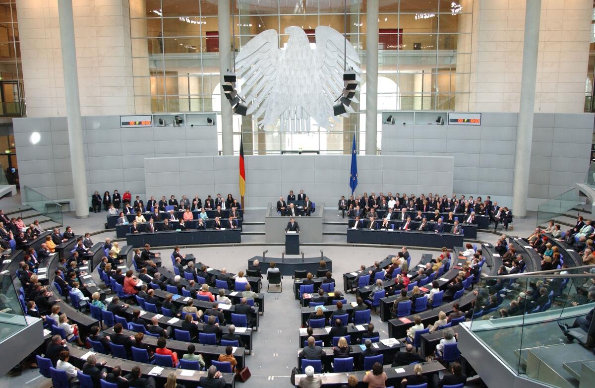 Bundespräsident Horst Köhler am Rednerpult nach seiner Vereidigung im Plenum.; Blick in den Plenarsaal, Bundestagsadler, Adler, Regierungsbank, Bundesratsbank, Übersicht Köhler, Horst Bundespräsident Horst Köhler am Rednerpult nach seiner Vereidigung im Plenum.; Blick in den Plenarsaal, Bundestagsadler, Adler, Regierungsbank, Bundesratsbank, Übersicht