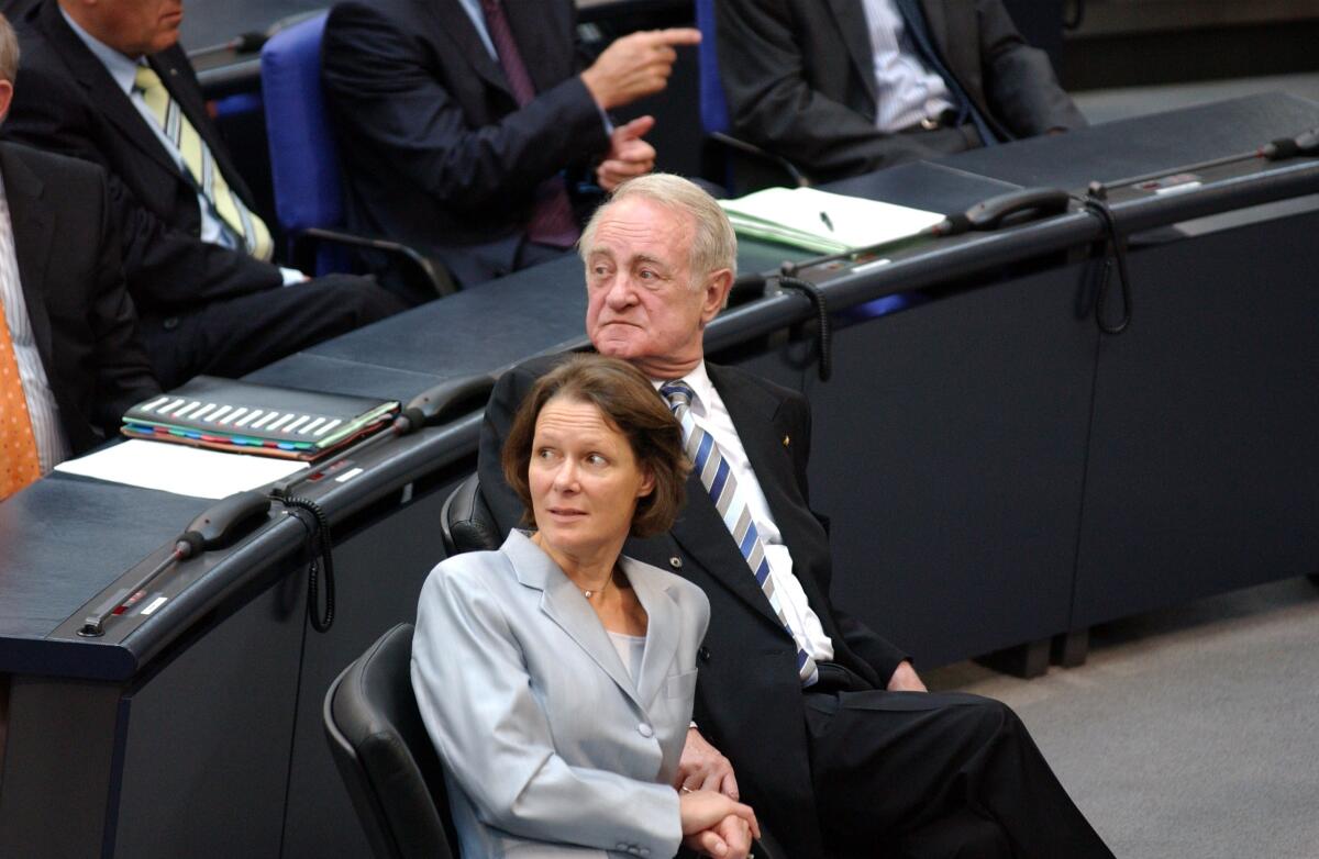  Der scheidende Bundespräsident Johannes Rau (SPD), mit Frau