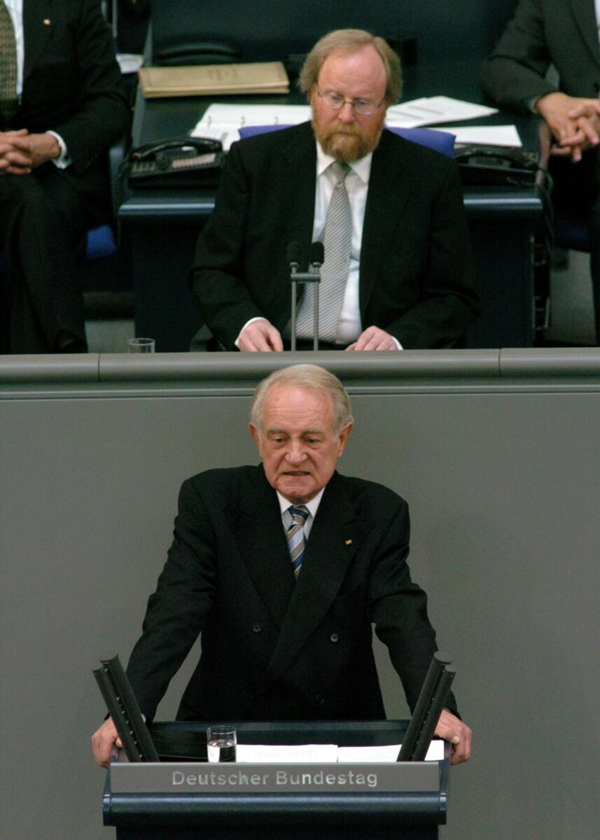 Rau, Johannes; Thierse, Wolfgang Der scheidende Bundespräsident Johannes Rau, SPD Wolfgang Thierse, SPD, hält anlaesslich der Vereidigung des neuen Bundespräsidenten Horst Köhler die Rede im Bundestag, Vorsitz: Bundestagspräsident Wolfgang Thierse, SPD