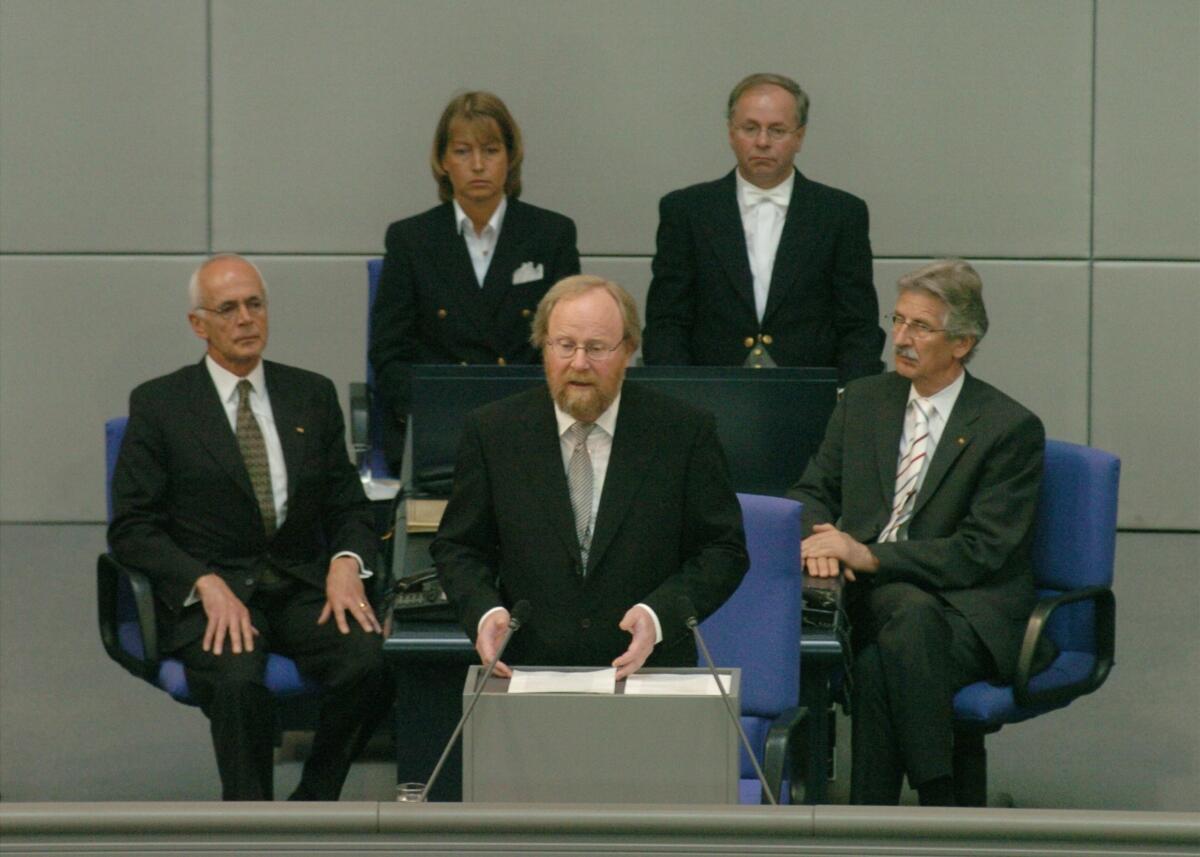 Thierse, Wolfgang Bundestagspräsident Wolfgang Thierse, SPD, hält anlaesslich der Vereidigung des neuen Bundespräsidenten Horst Köhler die Rede im Bundestag