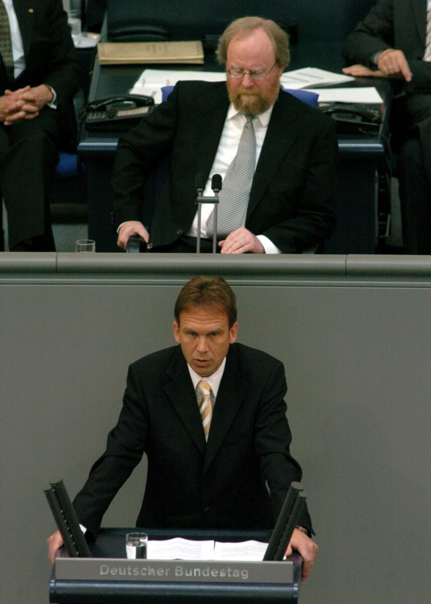Bundesratspraesident Dieter Althaus, SPD, hält anlaesslich der Vereidigung des neuen Bundespräsidenten Horst Köhler die Rede im Bundestag, Vorsitz: Bundestagspräsident Wolfgang Thierse, SPD Althaus, Dieter; Thierse, Wolfgang Bundesratspraesident Dieter Althaus, SPD, hält anlaesslich der Vereidigung des neuen Bundespräsidenten Horst Köhler die Rede im Bundestag, Vorsitz: Bundestagspräsident Wolfgang Thierse, SPD