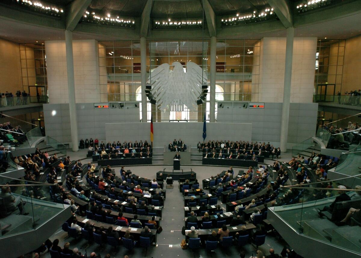 Der neue Bundespräsident Horst Köhler hält nach der Vereidigung seine Rede, Übersicht, Innenansicht, Plenum Köhler, Horst Der neue Bundespräsident Horst Köhler hält nach der Vereidigung seine Rede, Übersicht, Innenansicht, Plenum