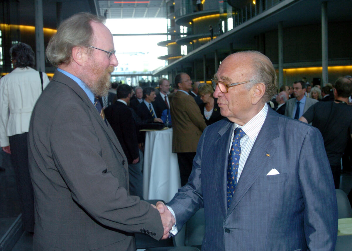 Lambsdorff, Otto Graf; Thierse, Wolfgang Empfang zum 85. Geburtstag von Bundespräsident a.D. Walter Scheel, FDP (nicht im Bild).  Hier begrüsst Bundestagspräsident Wolfgang Thierse, SPD, links, Otto Graf Lambsdorff, FDP, rechts, den Vorsitzenden der Friedrich-Naumann-Stiftung.