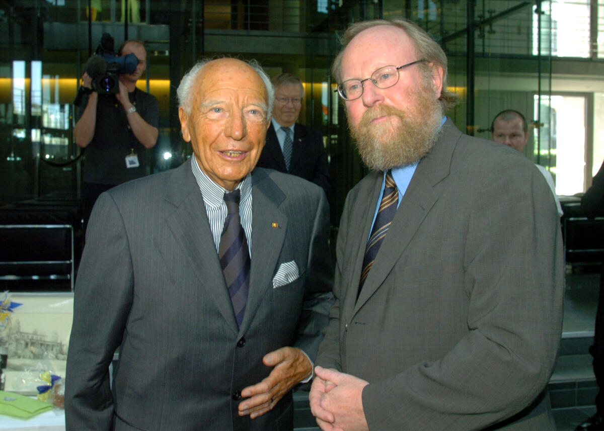 Scheel, Walter; Thierse, Wolfgang Empfang zum 85. Geburtstag von Dr. h.c. Walter Scheel, Bundespräsident a.D., FDP, links. Hier gratuliert Bundestagspräsident Wolfgang Thierse, SPD.