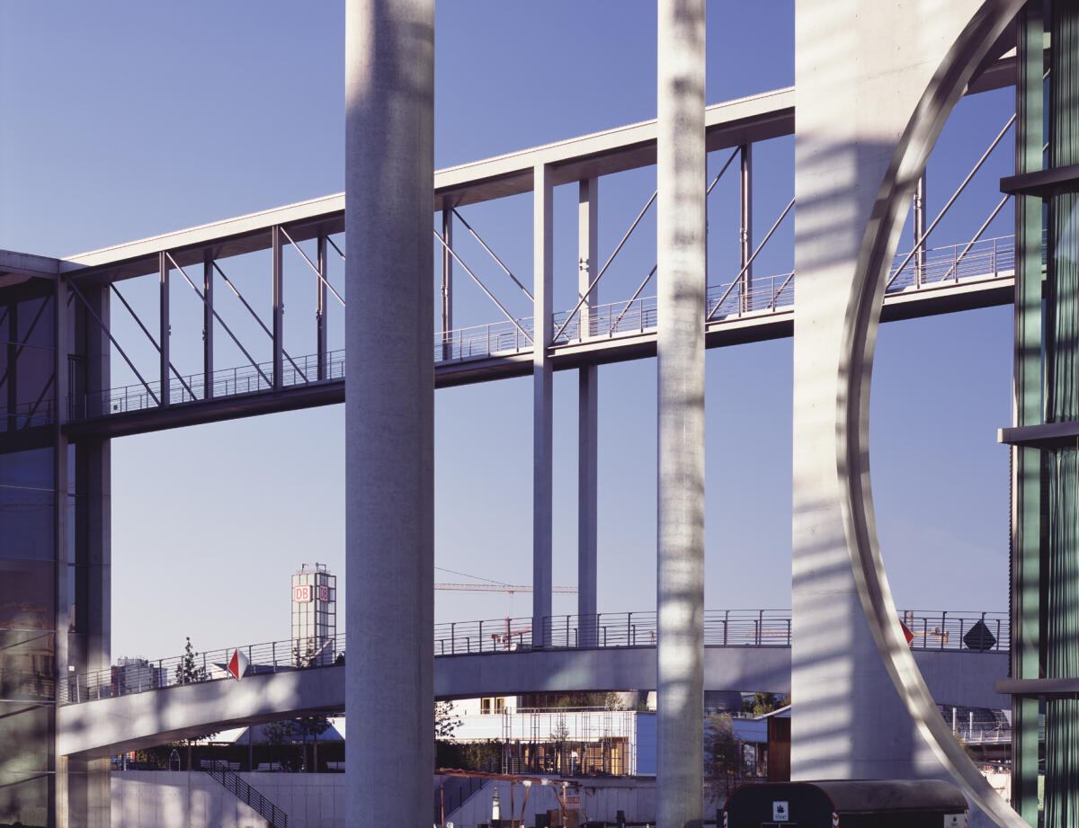 Verbindungsbrücke vom Paul-Löbe-Haus zum Marie-Elisabeth-Lüders-Haus.; Brücke, "gehobene Beamtenlaufbahn" Verbindungsbrücke vom Paul-Löbe-Haus zum Marie-Elisabeth-Lüders-Haus.; Brücke, "gehobene Beamtenlaufbahn"