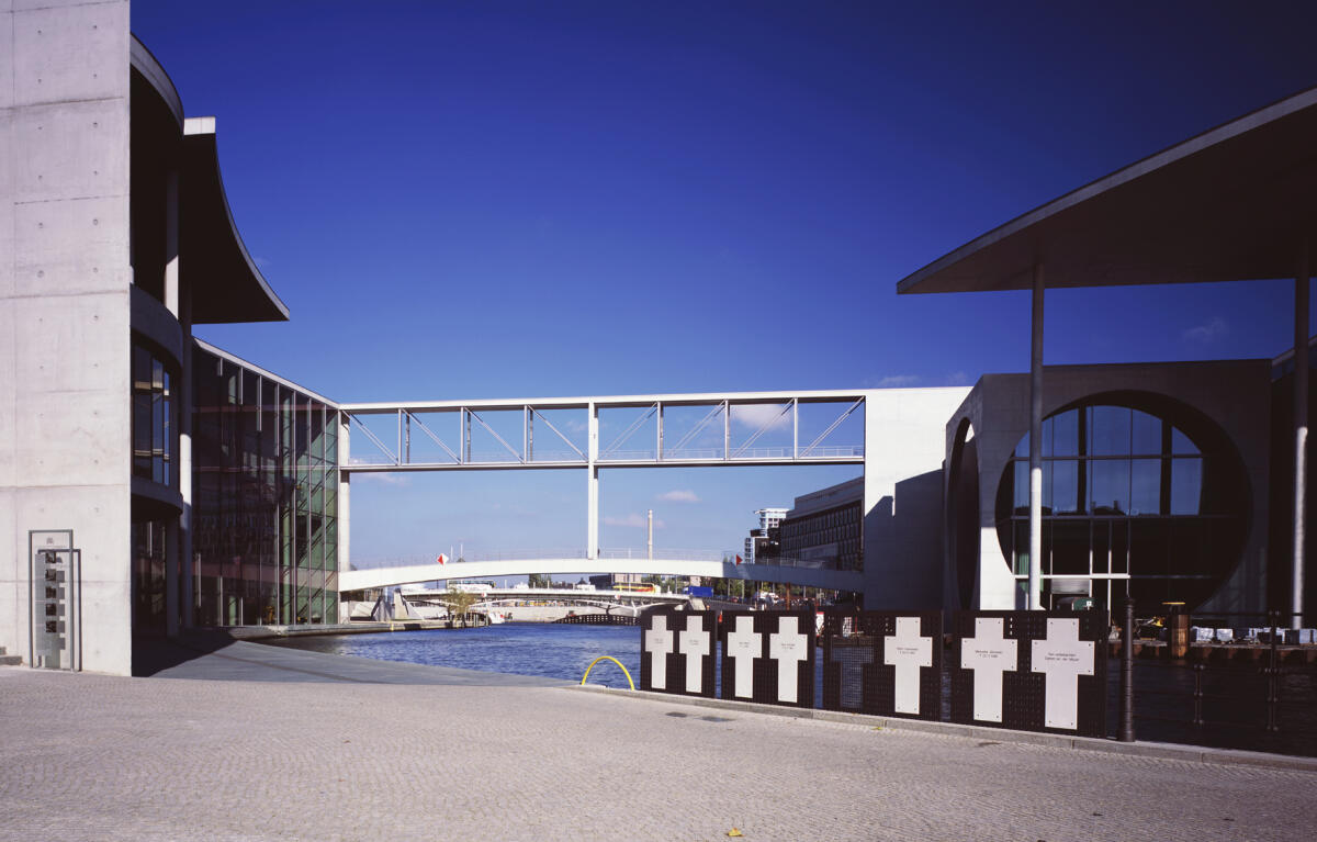 Blick auf das Paul-Löbe-Haus (li.) und auf die Verbindungsbrücke zum Marie-Elisabeth-Lüders-Haus. Im Vordergrund: Kreuze zum Gedenken an die getöteten Flüchtlinge an der "Berliner Mauer 1961-1989".; Orte des Gedenkens im Parlament, Spreeplatz, Brücke Blick auf das Paul-Löbe-Haus (li.) und auf die Verbindungsbrücke zum Marie-Elisabeth-Lüders-Haus. Im Vordergrund: Kreuze zum Gedenken an die getöteten Flüchtlinge an der "Berliner Mauer 1961-1989".; Orte des Gedenkens im Parlament, Spreeplatz, Brücke