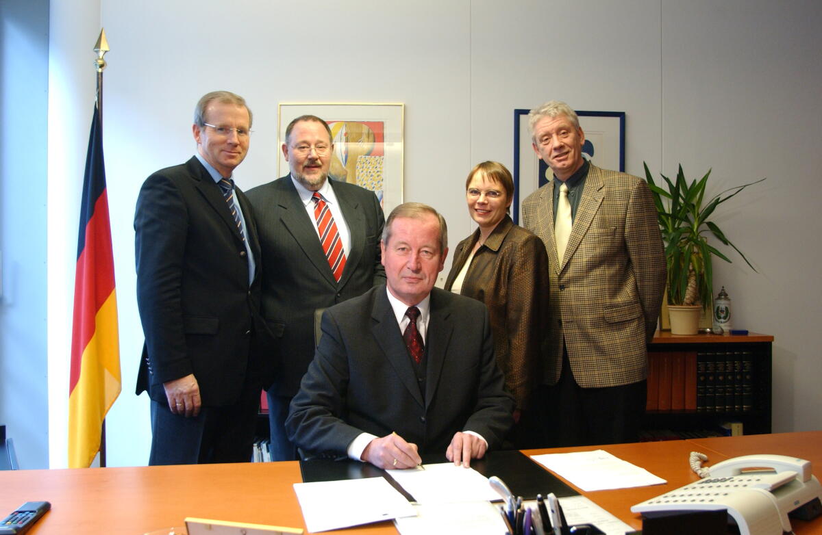 Austermann, Dietrich; Koppelin, Jürgen; Hajduk, Anja; Carstens, Manfred; Schöler, Walter Der CDU/CSU-Abgeordnete Dietrich Austermann, der SPD-Abgeordnete Walter Schöler, der CDU/CSU-Ausschussvorsitzende Manfred Carstens, die Bündnis 90/Die Grünen stellv. Ausschussvorsitzende Anja Hajduk und der FDP-Abgeordnete Jürgen Koppelin.