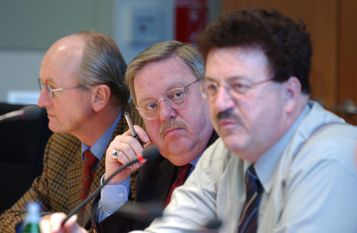 Von links: Die CDU/CSU-Abgeordneten Jochen Borchert, Herbert Frankenhauser und Hans-Joachim Fuchtel während der Sitzung. Borchert, Jochen; Frankenhauser, Herbert; Fuchtel, Hans-Joachim Von links: Die CDU/CSU-Abgeordneten Jochen Borchert, Herbert Frankenhauser und Hans-Joachim Fuchtel während der Sitzung.