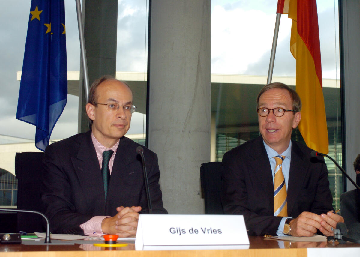 EU-Antiterror Koordinator Gijs de Vries, links, zu Gast im EU Ausschuß des Deutschen Bundestages. Ausschußvorsitzender Matthias Wissmann, CDU/CSU, rechts. Vries, Gijs de; Wissmann, Matthias EU-Antiterror Koordinator Gijs de Vries, links, zu Gast im EU Ausschuß des Deutschen Bundestages. Ausschußvorsitzender Matthias Wissmann, CDU/CSU, rechts.