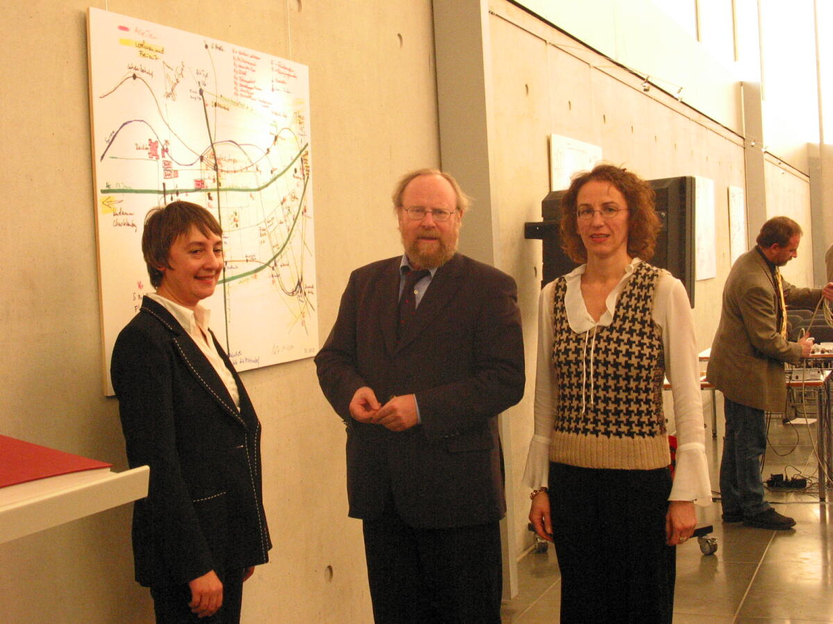 Thierse, Wolfgang Eröffnung der Ausstellung "Verortung - Abgeordnete zeichnen ihr Berlinbild" im Paul-Löbe-Haus, v.l. Barbara Thiel (Projekt Verortung), Bundestagspräsident Wolfgang Thierse, SPD, Rosa Steinbrenner (Projekt Verortung),