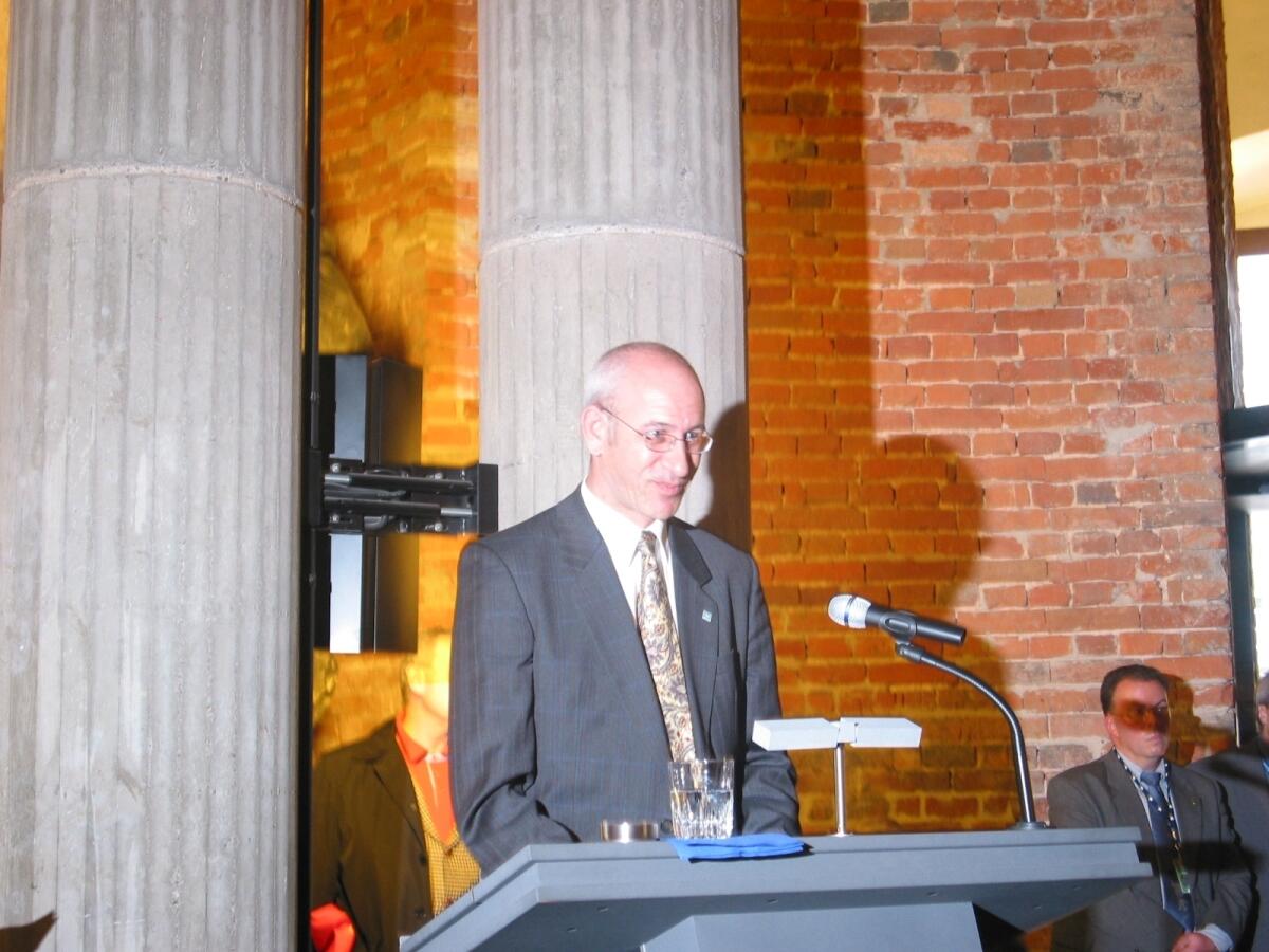 Eröffnung der Ausstellung von Givat Haviva "Mit den Augen des Anderen" im Deutschen Dom, Alex G. Elsohn, International Relations Director Europe, redend Eröffnung der Ausstellung von Givat Haviva "Mit den Augen des Anderen" im Deutschen Dom, Alex G. Elsohn, International Relations Director Europe, redend
