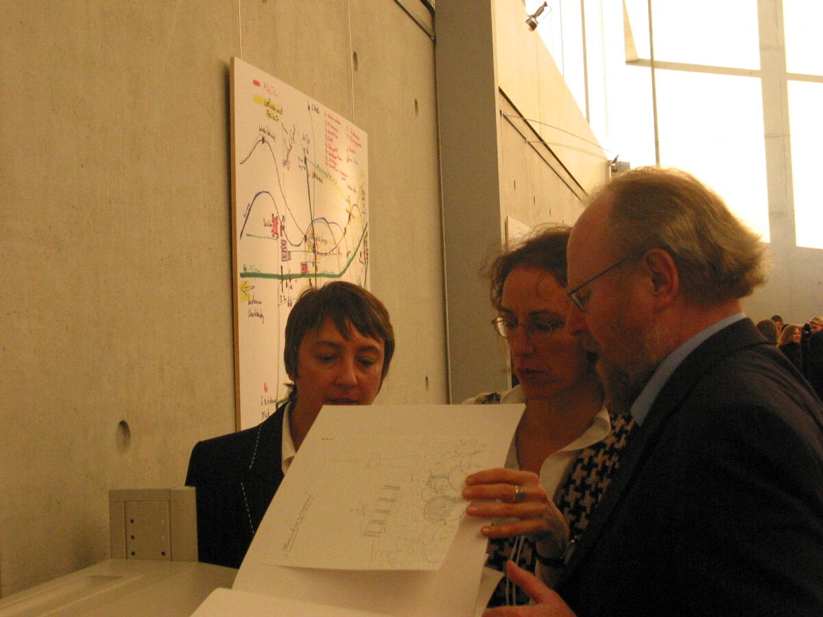  Eröffnung der Ausstellung "Verortung - Abgeordnete zeichnen ihr Berlinbild" im Paul-Löbe-Haus, v.l. Barbara Thiel (Projekt Verortung), Rosa Steinbrenner (Projekt Verortung), Bundestagspräsident Wolfgang Thierse, SPD,