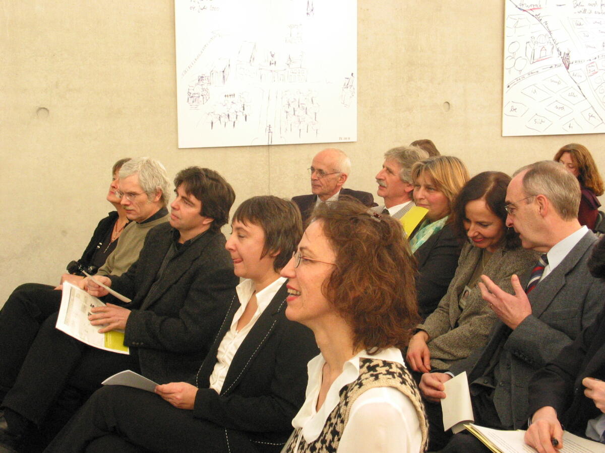 Eröffnung der Ausstellung "Verortung - Abgeordnete zeichnen ihr Berlinbild" im Paul-Löbe-Haus, v.l. Dr. phil. habil. Wolfgang Bock, Bauhaus-Universität Weimar, Barbara Thiel (Projekt Verortung), Rosa Steinbrenner (Projekt Verortung), Eröffnung der Ausstellung "Verortung - Abgeordnete zeichnen ihr Berlinbild" im Paul-Löbe-Haus, v.l. Dr. phil. habil. Wolfgang Bock, Bauhaus-Universität Weimar, Barbara Thiel (Projekt Verortung), Rosa Steinbrenner (Projekt Verortung),