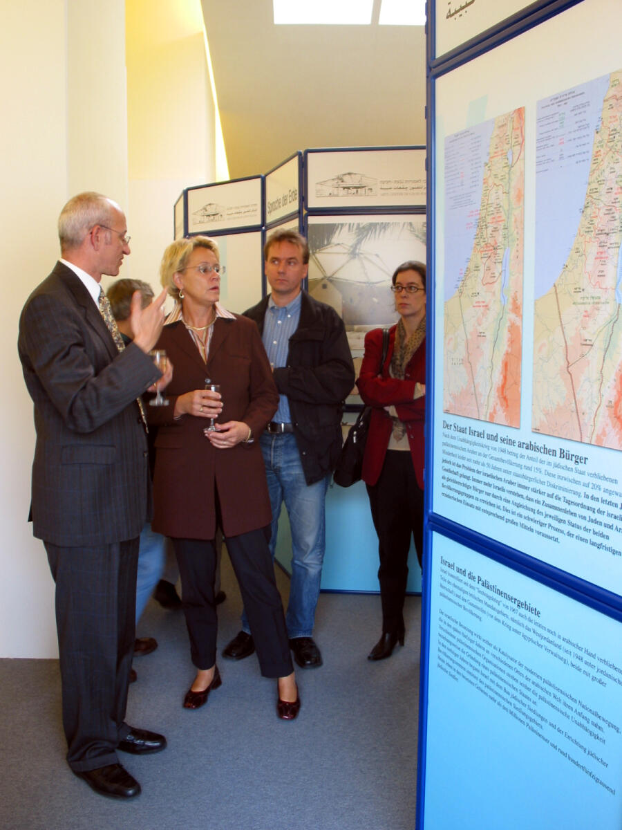  Eröffnung der Ausstellung von Givat Haviva "Mit den Augen des Anderen" im Deutschen Dom, Blick in die Ausstellung, Alex G. Elsohn, Bundestagsvizepräsidentin Dr. h.c. Susanne Kastner, SPD,