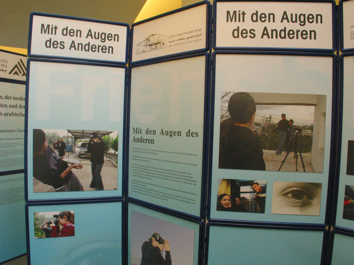  Ausstellung von Givat Haviva "Mit den Augen des Anderen" im Deutschen Dom