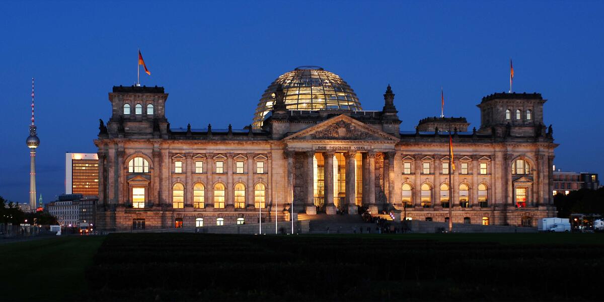  Nachtaufnahme des Reichstagsgebäudes.; Reichstag, Reichstagskuppel, Kuppel, Außenansicht, Außenaufnahme, außen, Blaue Stunde, Abenddämmerung, Nacht, Platz der Republik, Fernsehturm, beleuchtet, Lichter, Sehenswürdigkeit